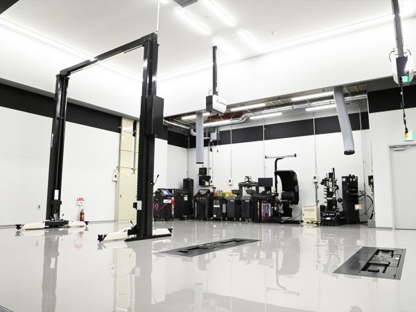 最新の設備が整っている自社整備工場！！最前線の整備を行っています。