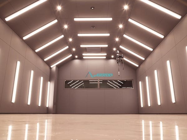 どんな車もピカピカに！！自社コーティングブースです。