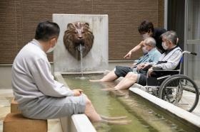 天然温泉の足湯