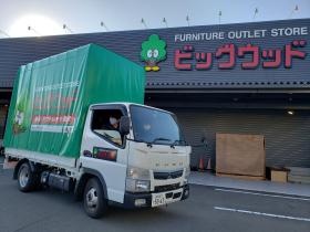 店舗外観と配送トラック