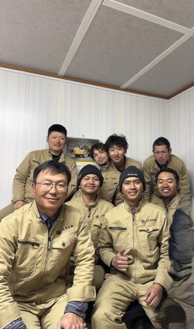 ２０代から３０代の若手社員です。