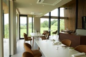 里山に佇むフレンチレストラン