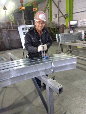 製品をお客様にお渡ししやすくする為梱包作業中の大渕くんです。