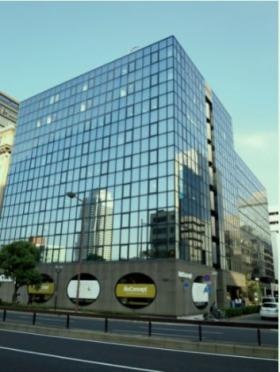 本社外観（国道２号線沿い。ガラス貼りのビルが目印です）