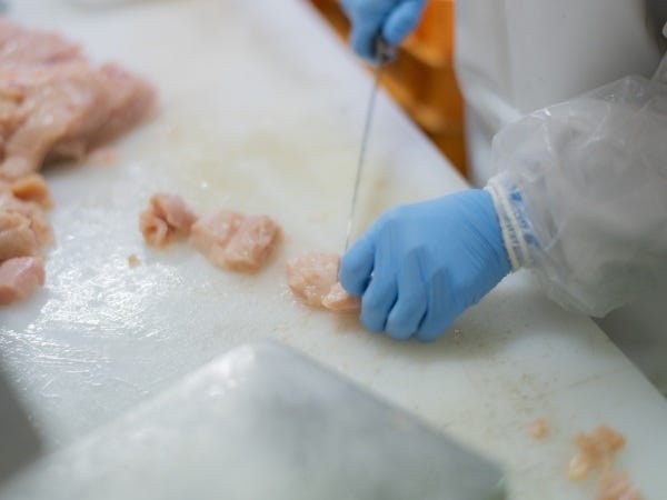 精肉を既定の大きさ重さでカットしていきます