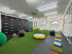 施設紹介！場所によって床の素材も違うため、感覚を刺激します♪