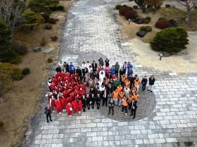 明るく楽しい職場の集合写真（２０２０年１月）