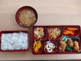 昼食にお弁当の支給！！