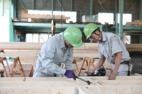 スタッフ：作業風景