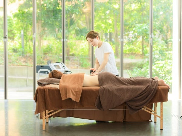 インディバの様子です。興味があれば、トレーナーの道もございます。