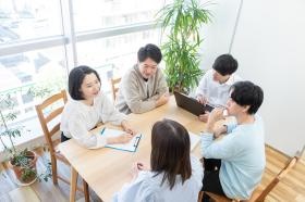 年齢や経験などの違いは関係なく、フラットに意見を交わします