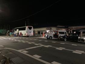 伊那大島駅にて夜行バスからの登山者乗り換え風景