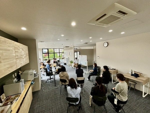 定期的に全体ミーティングや研修を活発に行っています♪