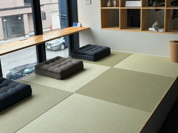 足が降ろせる小上がりカウンターは、スタッフに人気です♪