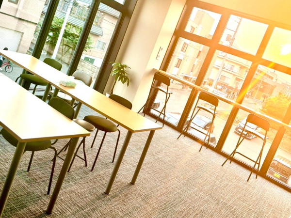 2024年7月改装オープン。BGM流れる開放的で寛げるオフィス空間。同ビルや徒歩圏内にカフェや飲食店等も充実しています♪