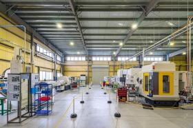 ２０２０年竣工の精密金属加工部門が入る大阪第二工場