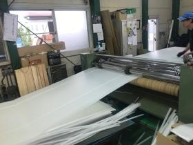 段ボールシートをカットする作業風景