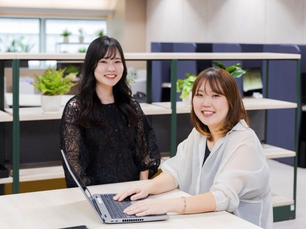 オフィスは2017年5月に竣工した新しいビル内です。緑が豊かな屋上庭園や飲食店舗が入居しており、リフレッシュやお買い物も便利です。