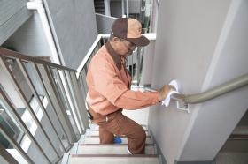 清掃中の管理人さん（階段）