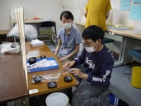 施設内ではテープ貼りや食品封入作業などの内職を行っています。