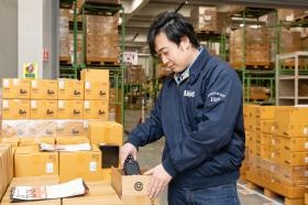 機械を使ってピッキングしています