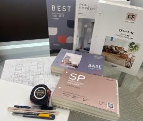 とある社員の持ち物。図面、カタログ、メジャーを持って現場へ