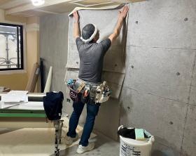 マンションでのクロス職人さん施工風景。材料と職人を手配します