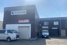 事務所と営業車のハイエースです