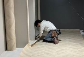 クロス職人の次は床職人さん。お部屋が出来上がってきました