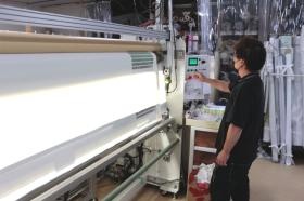 生地の検品、裁断作業 １