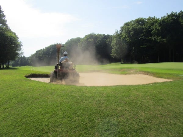ゴルフ場コース管理スタッフ・草刈りや落ち葉清掃等の簡単な（普通自動車免許・AT限定相談可）