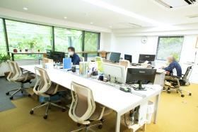 本社オフィスにおける業務風景