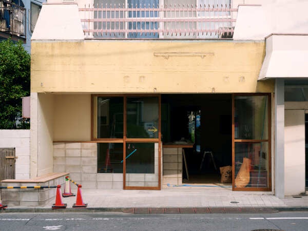 工事中のお店の写真です！外に面した大きなガラスの開放的なお店です。