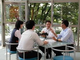 普段から小グループでミーティング。情報共有や意見交換中。