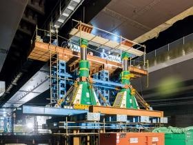 スーパーリフト８台ー主桁重量１０７４トン