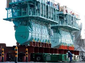 スーパーキャリアで船舶エンジン輸送