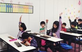 集中して頑張る生徒様をサポート 子どもそろばん講師