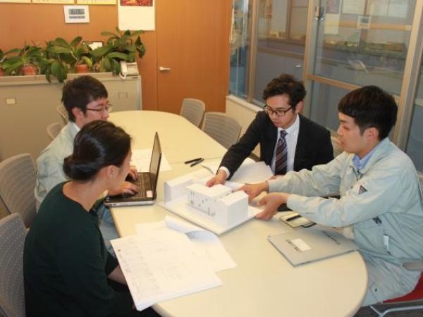 打合せ風景です。協力業者さんと年密な打合せを重ねます