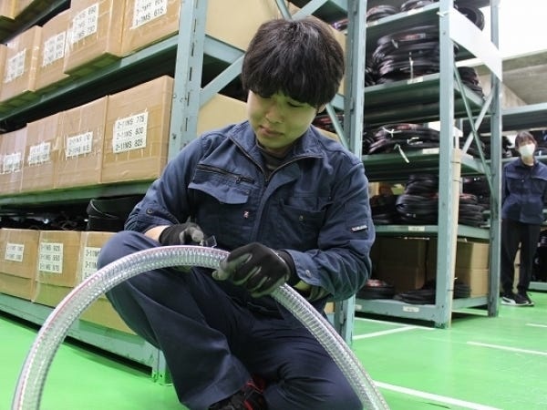 製品のカットや梱包などを行います。