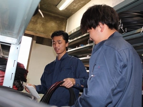 研修制度もあり、最初は先輩社員と一緒に作業していただきます。