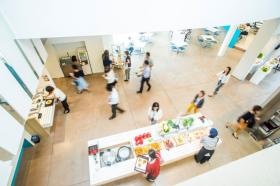 社員食堂はランチ１食２５０～４００円程度で利用可