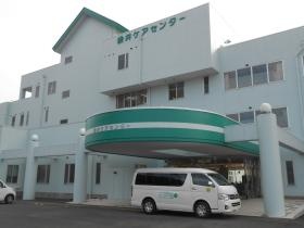 緑の三角屋根の建物です