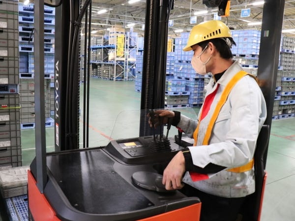 フォークリフト作業が中心の、工場作業内業務です。