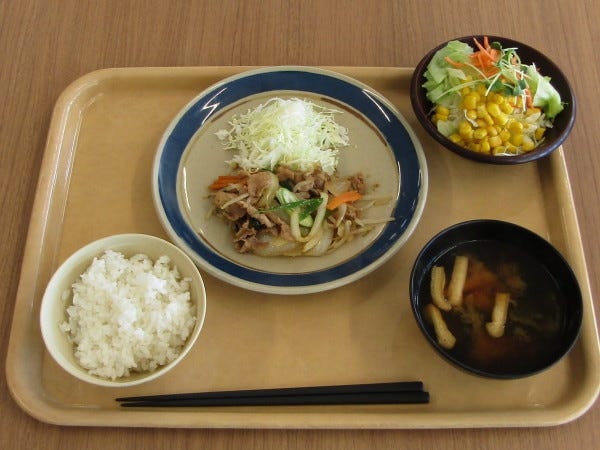 社員食堂は、１食300円ほどで利用できます。ホッとする優しい家庭料理が自慢です。