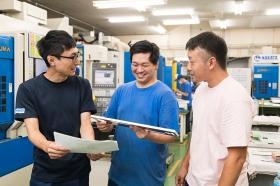 製造現場での打ち合わせ風景