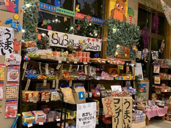 スタッフ手作りのお菓子コーナーも完備