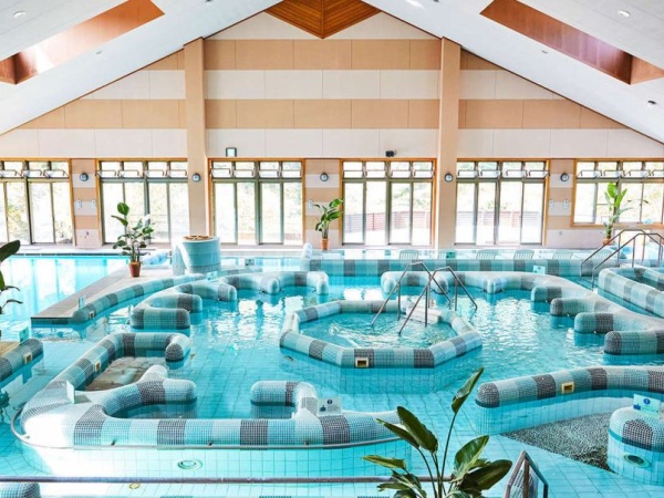 隣接する「クアテルメ宝泉坊」では、低温温水のプールを完備！