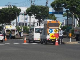 除草作業中の道路上にて車減をする様子（多賀城Ｒ４５）