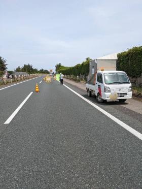 高速道路上では資器材の内側に立って安全に業務にあたります