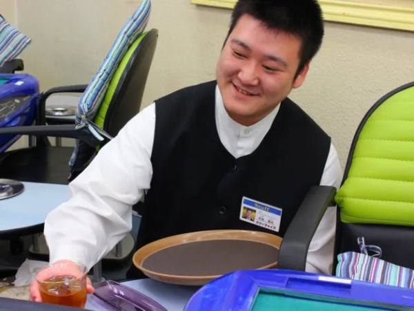 麻雀店サービススタッフ・ホールスタッフ・初めての就職（学歴不問・未経験OK）